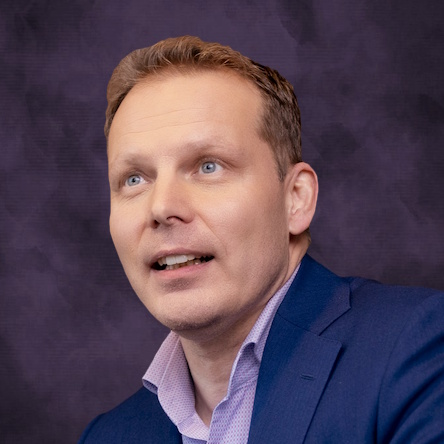 Markus kasvokuva harmaa tausta